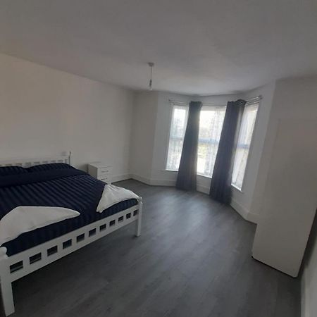 Rayan'S Lodge Stratford Лондон Экстерьер фото