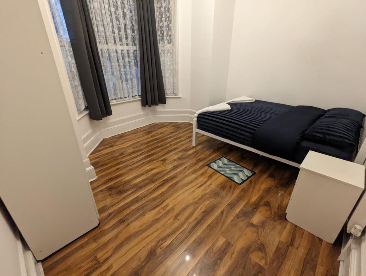 Rayan'S Lodge Stratford Лондон Экстерьер фото